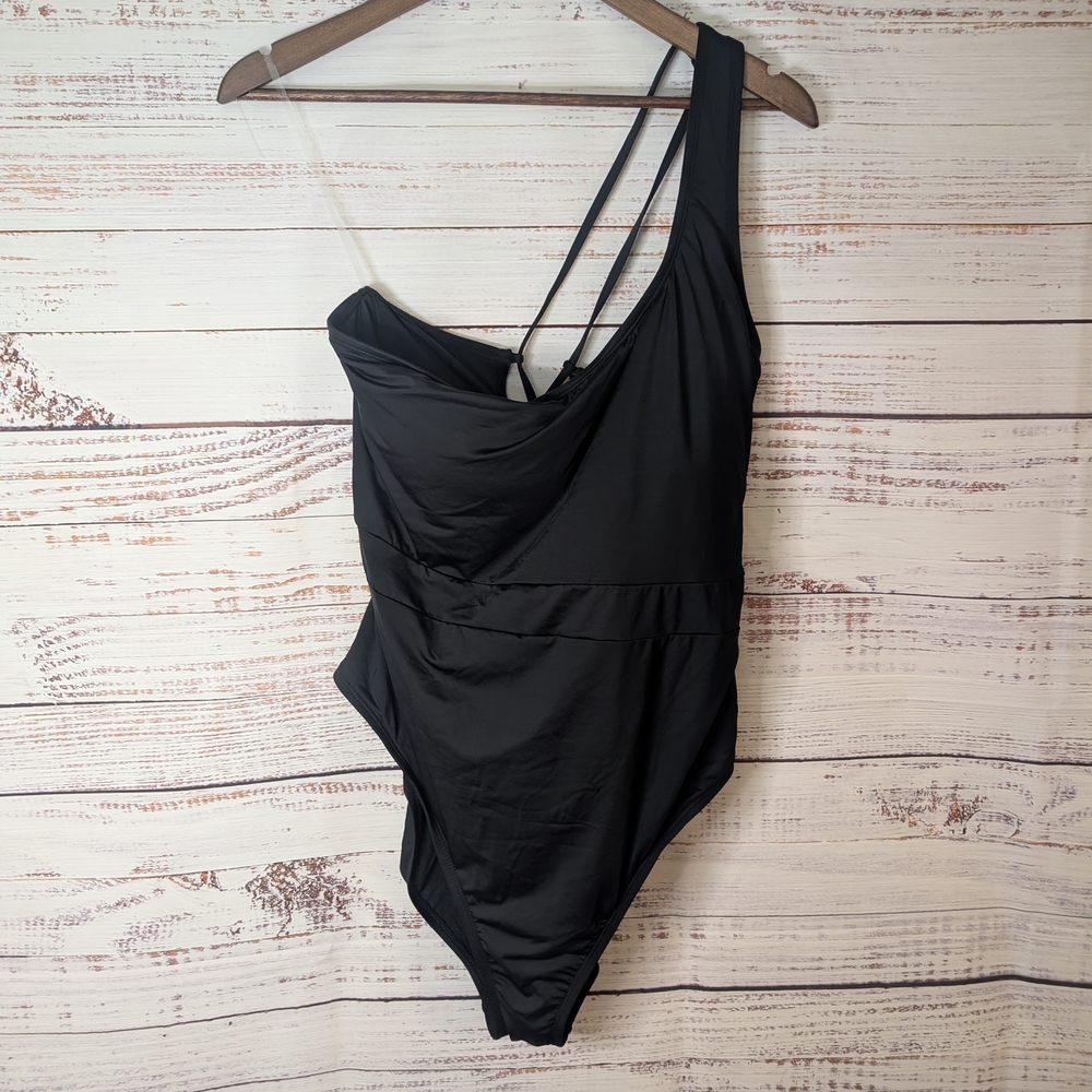 Black One-Shoulder Swimsuit
